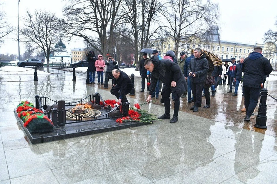 Ярославцы несут цветы к Вечному огню в память о погибших в "Крокус Сити".