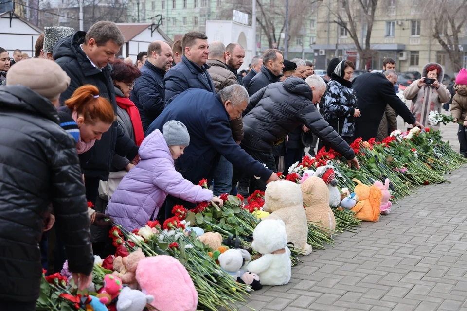 Акция скорби по погибшим в результате теракта в «Крокусе» прошла в Рязани. Фото: ryazan.gov.ru