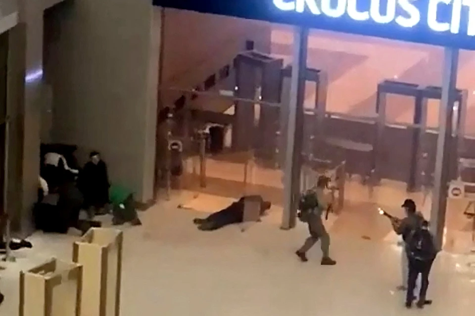 В Сети обсуждают предполагаемое фото террористов, устроивших бойню в «Крокус Сити Холле»