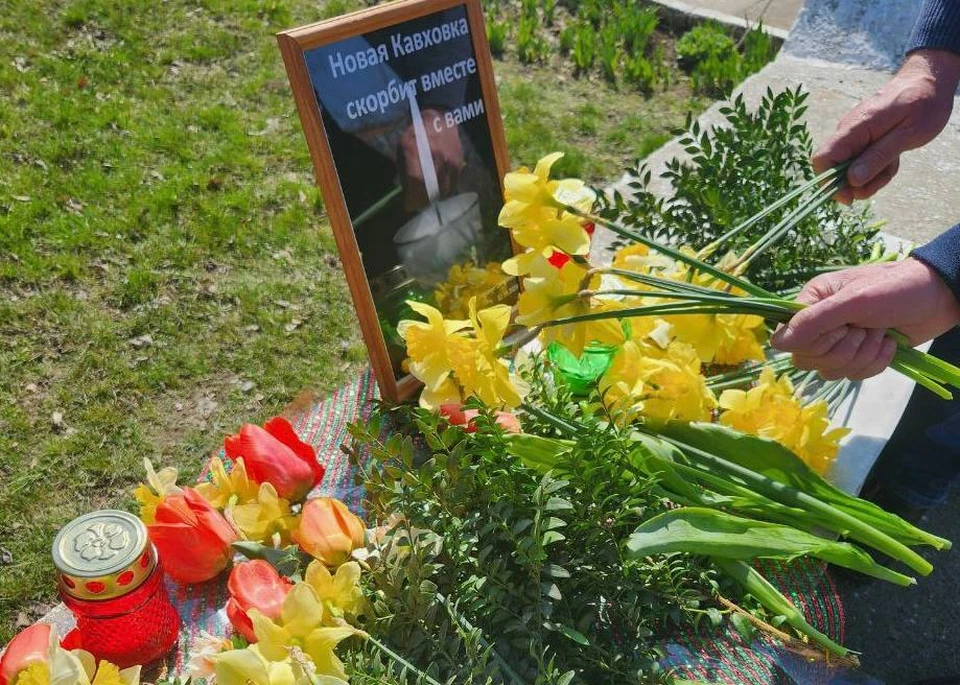 В Новой Каховке образовали стихийный мемориал в память погибших 22 марта в результате теракта в "Крокус Сити Холл". ФОТО: администрация городского округа Новая Каховка