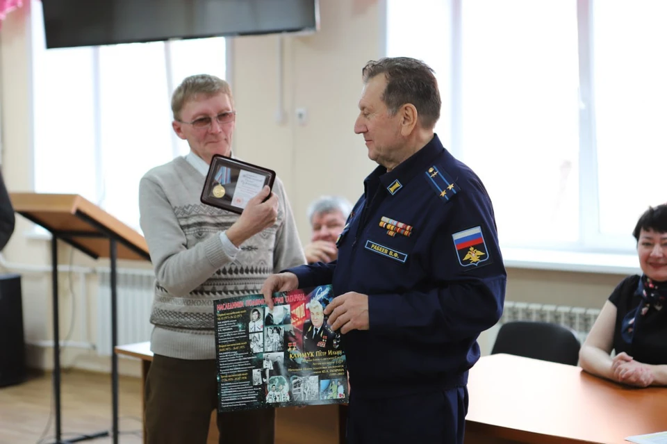 Жителей Иркутска наградили памятной медалью, посвященной 90-летию Юрия Гагарина