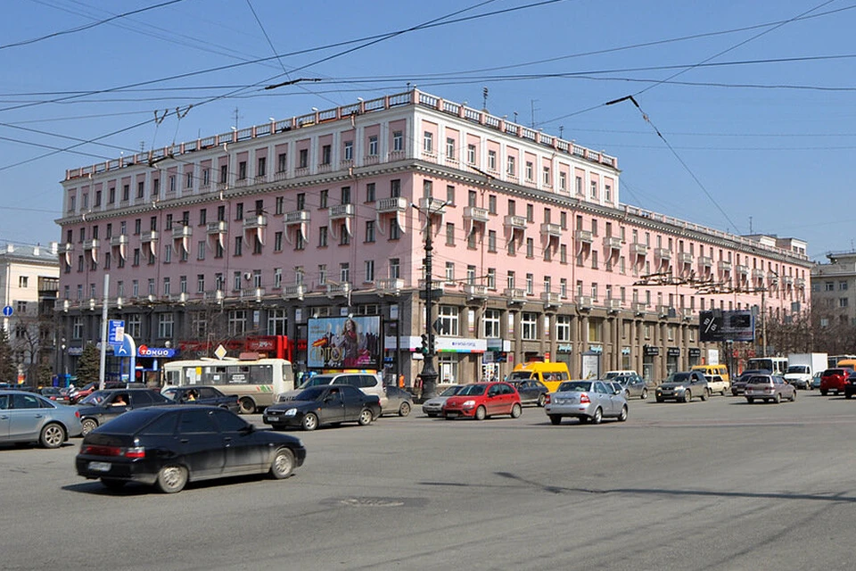 Отель советской постройки в центре Челябинска стоит закрытым уже почти пять лет. Фото: chelchel-ru.livejournal.com
