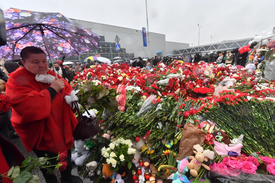 Красногорск. Люди приносят цветы к стихийному мемориалу в память о погибших при теракте у здания концертного зала `Крокус сити холл`.