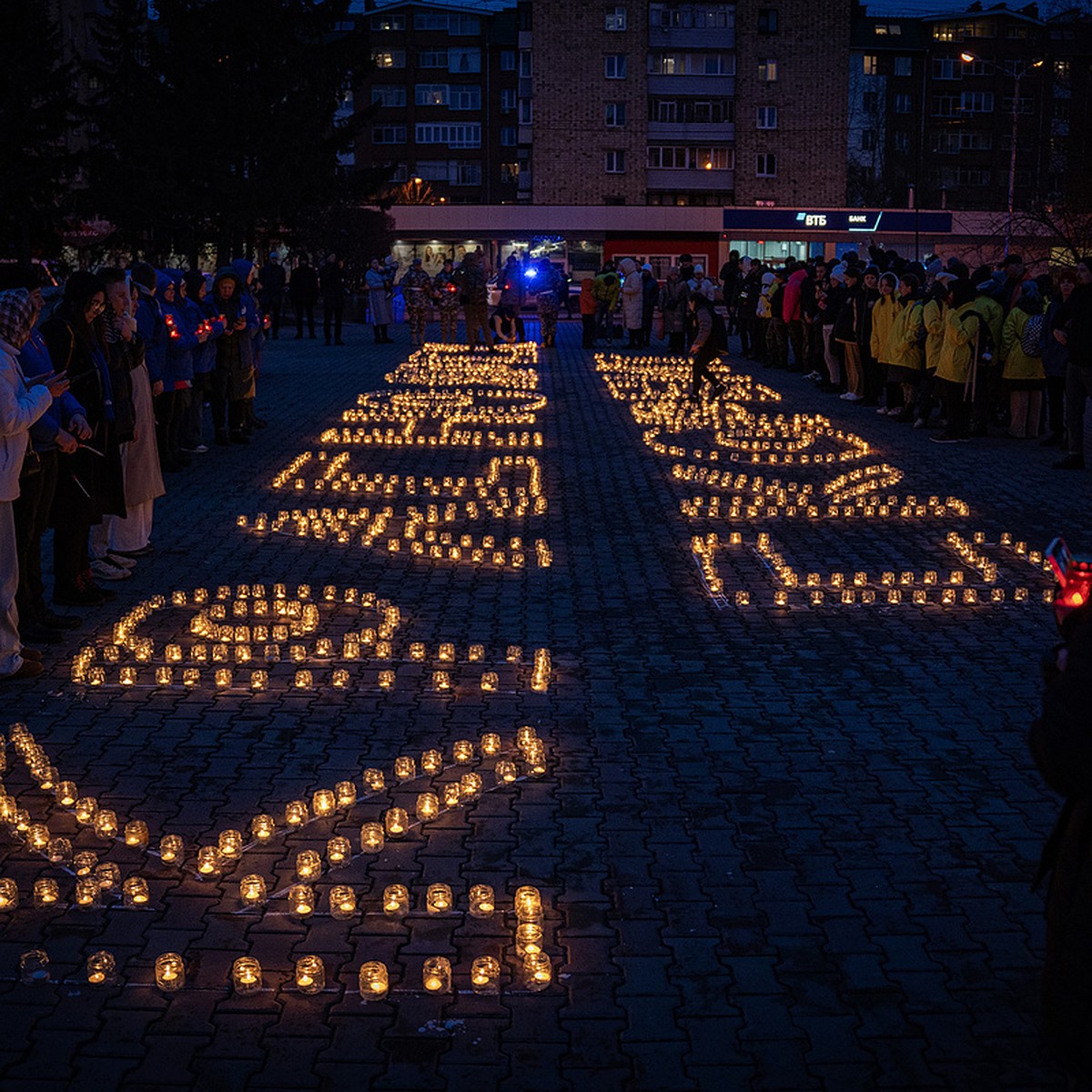 «Красноярск скорбит»: на Красной площади города зажгли 2 тысячи свечей в  память о жертвах теракта - KP.RU