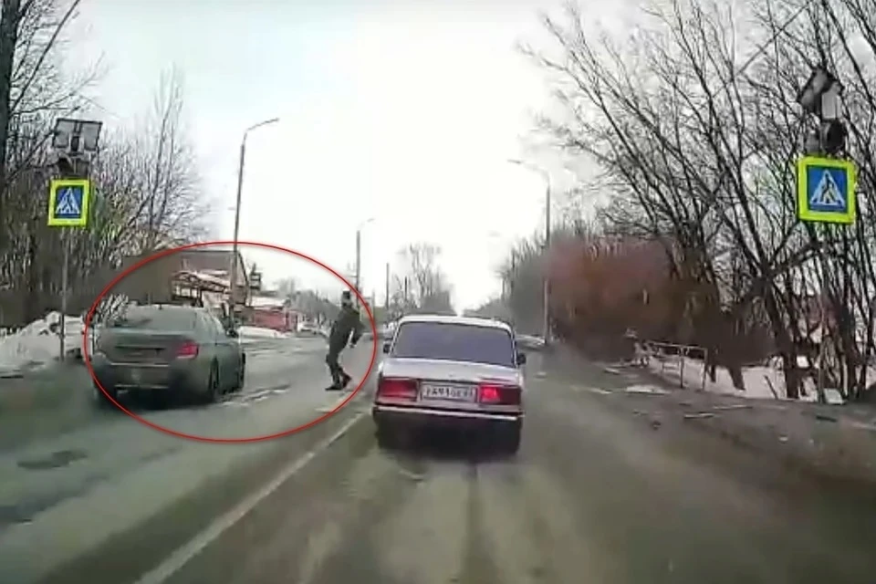 В Рязани оштрафовали водителя, совершившего обгон на пешеходном переходе.