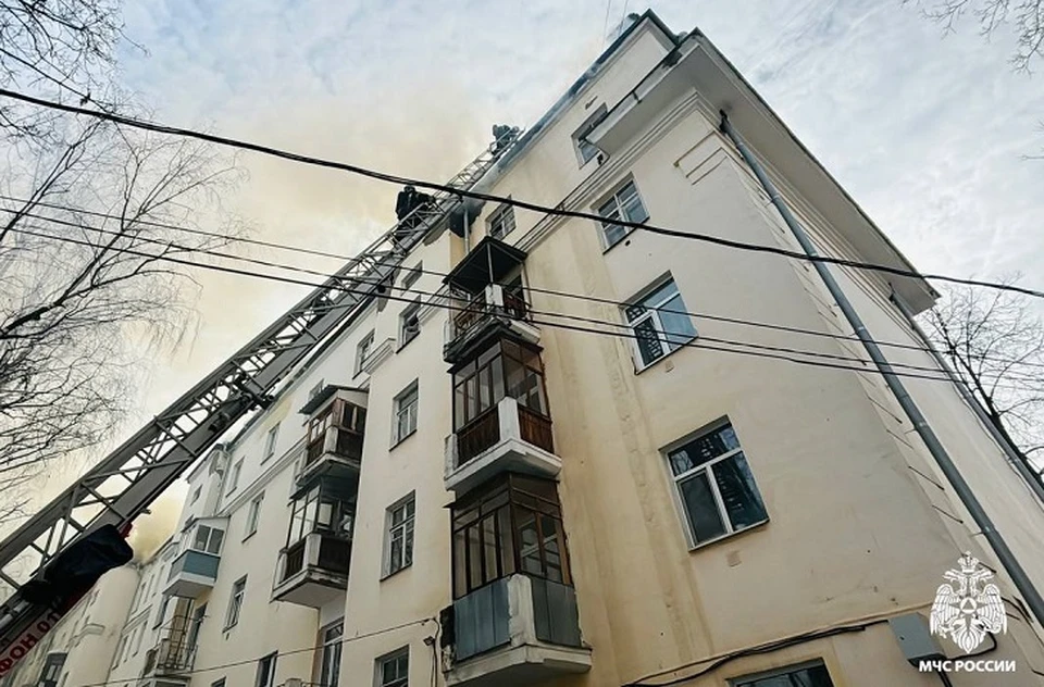 Сгоревшую крышу многоэтажки на проспекте Ленина в Ярославле отремонтируют к осени.
