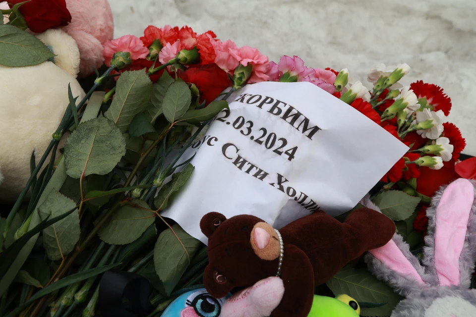 Жители Барнаула почтили память жертв теракта в «Крокус Сити Холле»