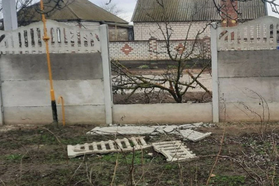 В Алешкинском округе машина протаранила забор частного дома Фото: ГУ МВД России по ХО