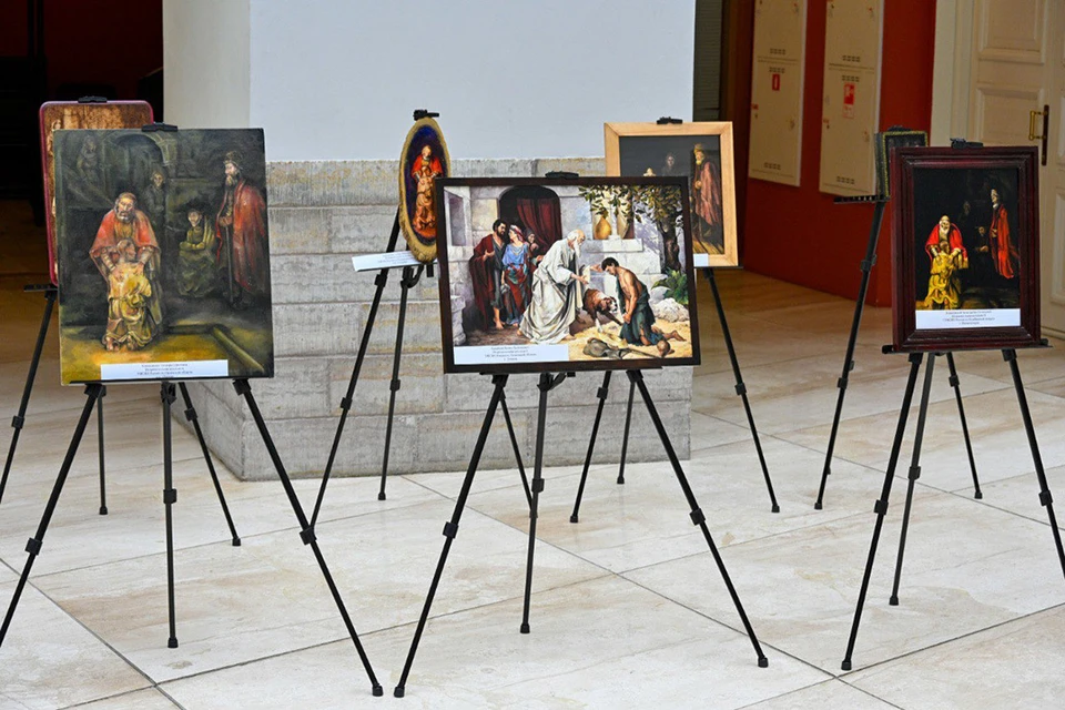 Картины осужденных по мотивам «Возвращения блудного сына» выставили в Эрмитаже. Фото: Алексей Бронников