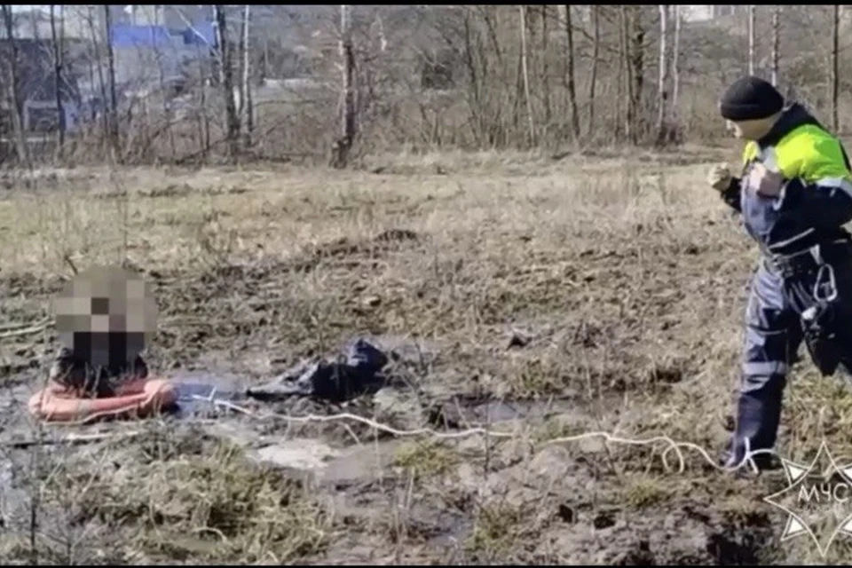 Подросток по пояс увяз в грязи, возвращаясь с рыбалки в Борисовском районе. Фото: скриншот с видео МЧС Беларуси