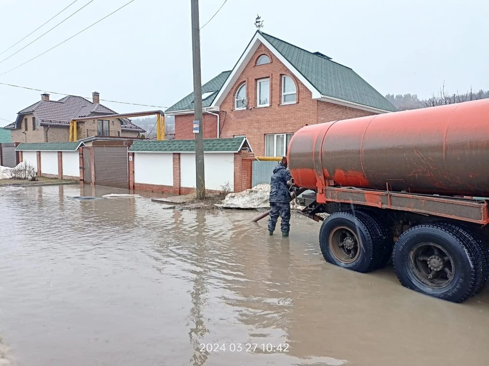 В Тольятти затоплены несколько улиц, идет откачка воды / Фото: t.me/renc_nikolay