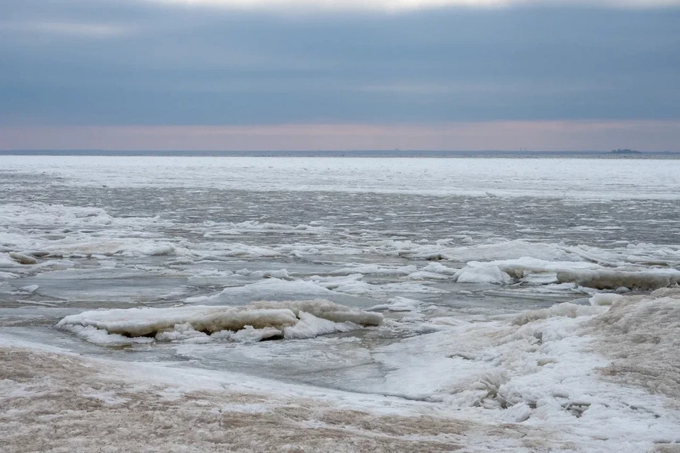 Двоих мужчин спасли со льда Ладожского озера.