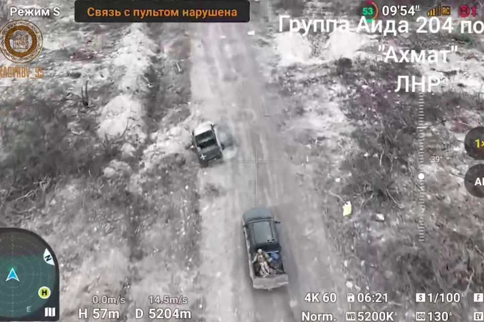 На видео беспилотник легко обгоняет машину противника и делает точные сбросы, мешая ротации украинских военнослужащих