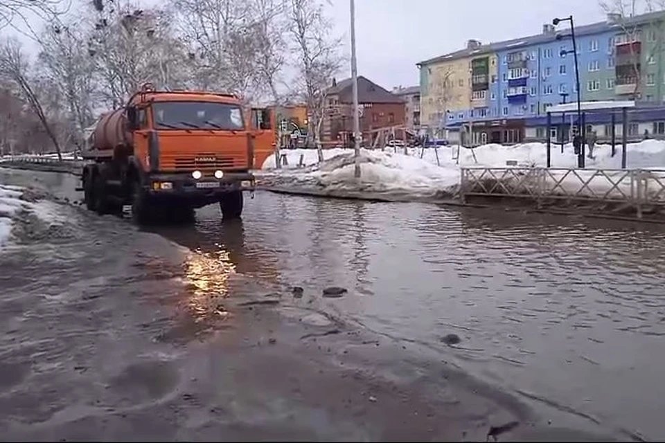 Спецтехника откачивает талые воды с улиц. Фото и видео: ТГ-канал Владимира Пескова