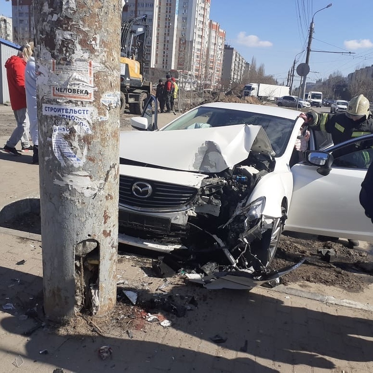 В Воронеже «Мазда» врезалась в «Тойоту» и в столб, ранен 18-летний водитель  - KP.RU