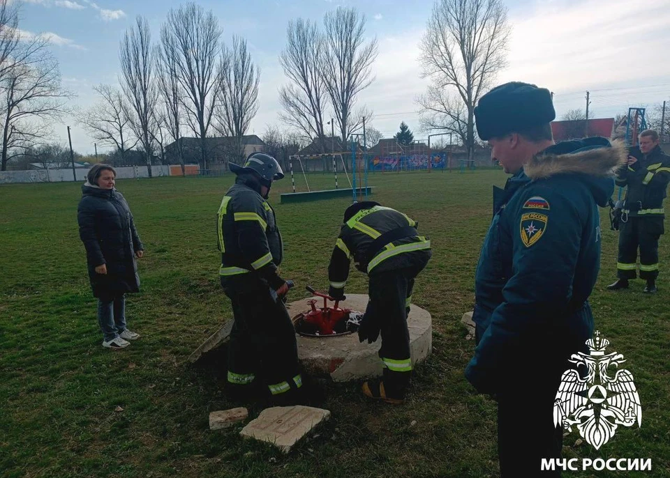 Спасатели проверили исправность гидрантов в Каланчакской школе. ФОТО: ГУ МЧС России по Херсонской области