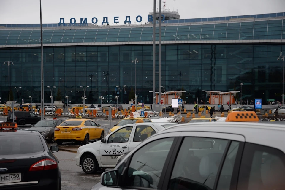 В столичном аэропорту водовоз врезался в самолет рейса «Москва – Дубай»