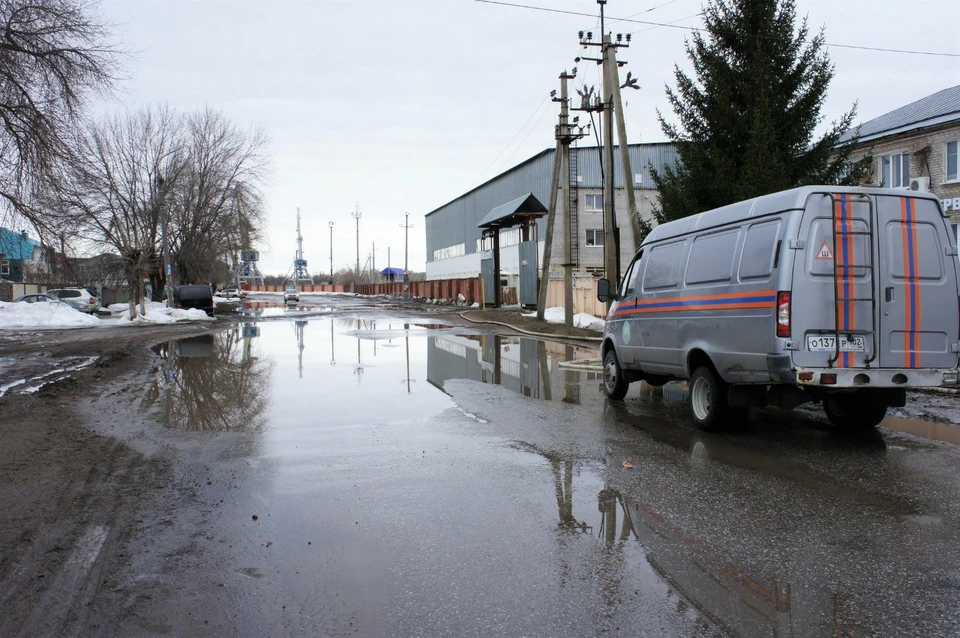 Из-за первого в 2024 году дождя в городах и селах Башкирии затапливает улицы и дворы, спасатели организуют откачку талых вод. Фото: УГЗ Уфы