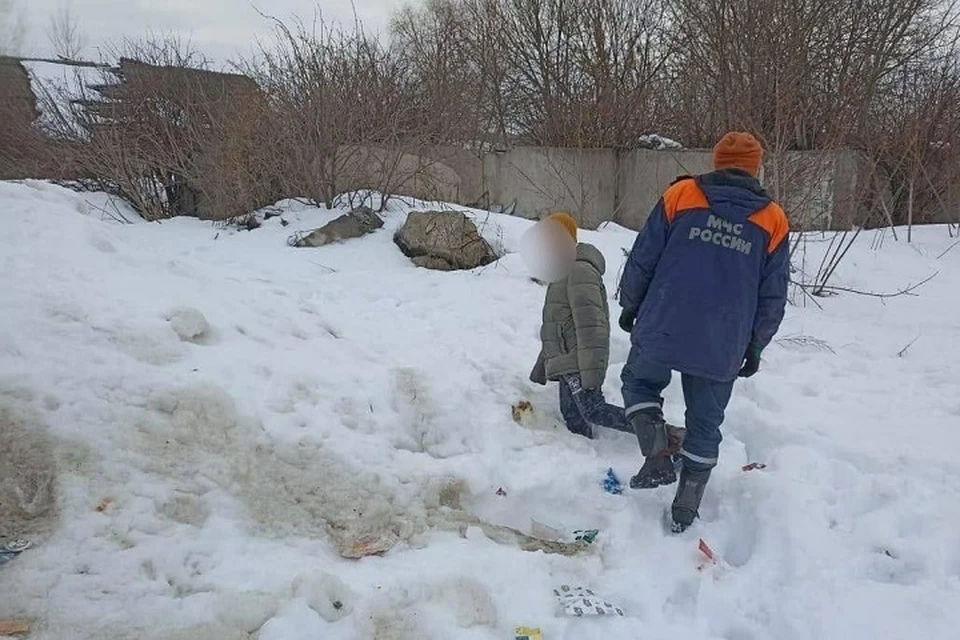 Прежде чем освободить ребенка, пришлось убрать снег лопатами.