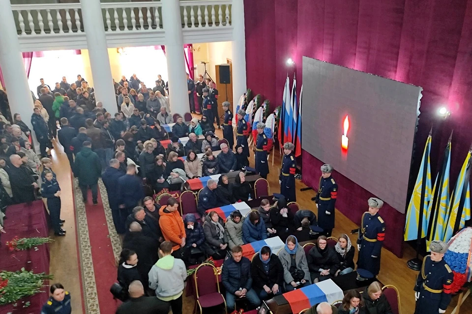 Церемония прощания с погибшими летчиками прошла в ДК "Химволокно".