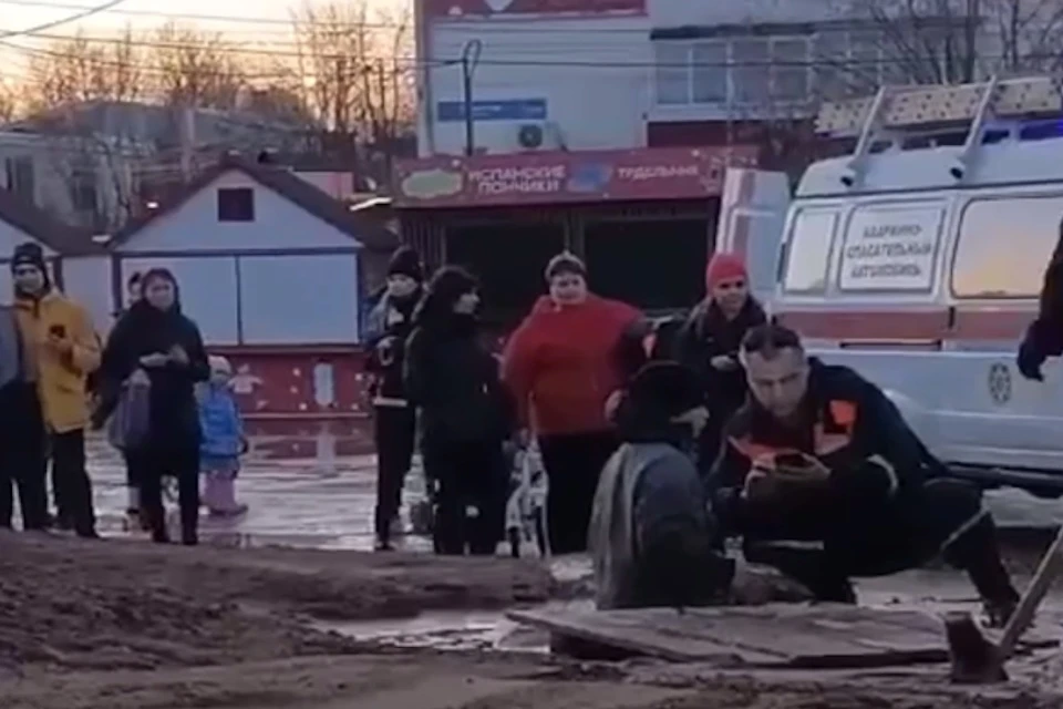 В Солнечногорске спасатели вытащили подростка из песчаного болота Фото: стоп-кадр из видео