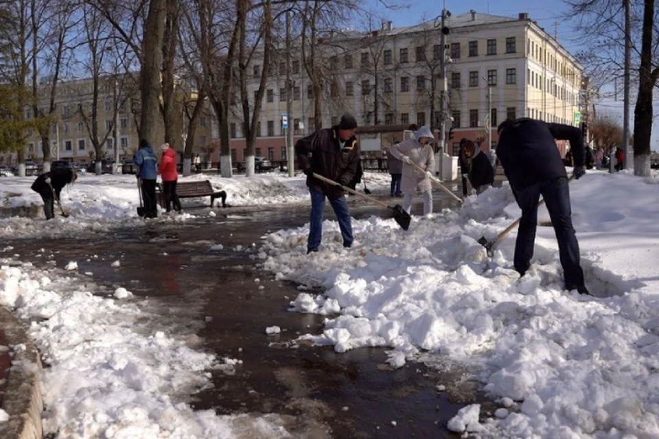 Участники субботника разгребали плотный снег, чтобы ускорить его таяние. Фото: киров.рф