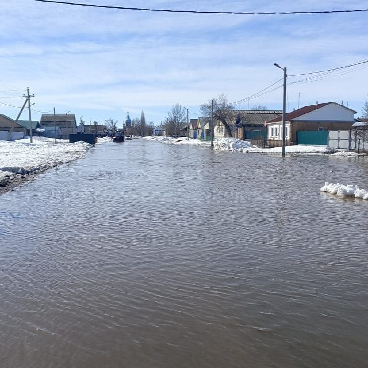 Ситуация сложная, но не критическая: в Оренбурге вода зашла еще в два села  - KP.RU