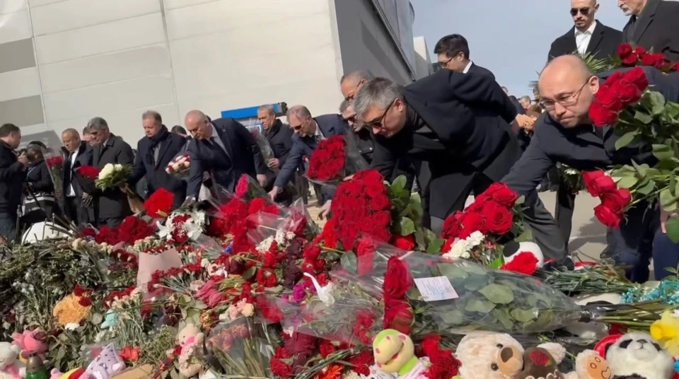 Иностранные послы приехали к «Крокусу» почтить память жертв теракта Фото: скрин из видео в Telegram-канале Марии Захаровой