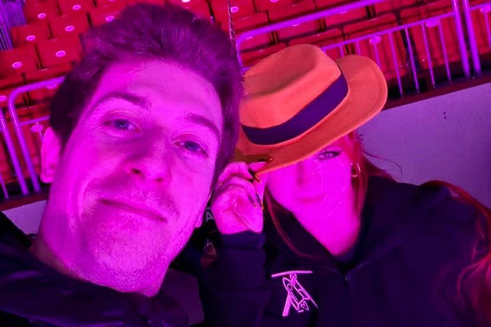 Александра Трусова примерила яркую оранжевую шляпу перед шоу в Челябинске. Фото из соцсетей Мориса Квителашвили
