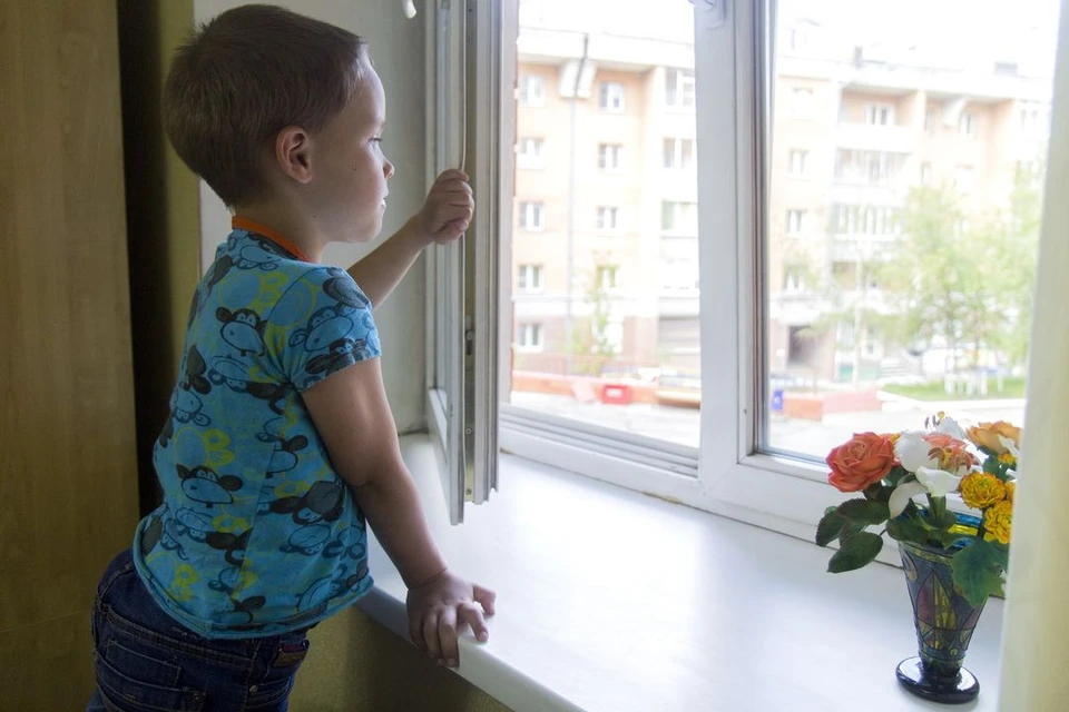 В мэрии Новосибирска призвали не подпускать малышей к открытым окнам.