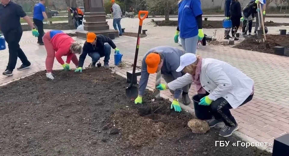Завершилось мероприятие субботником. Фото: ГБУ «Горсвет»