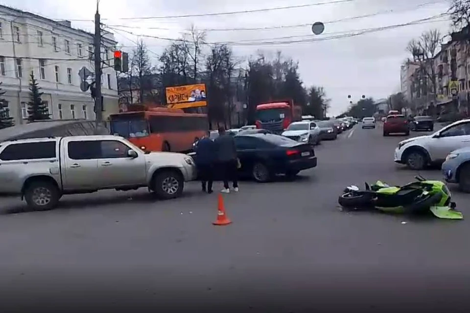 Электромотоцикл и иномарка столкнулись на проспекте Гагарина в Нижнем Новгороде.