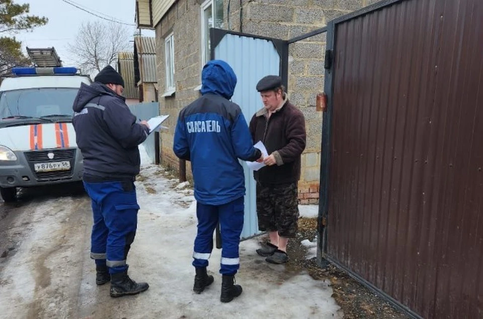 Сегодня спасатели раздали памятки жителям переулка Тупого в Оренбурге