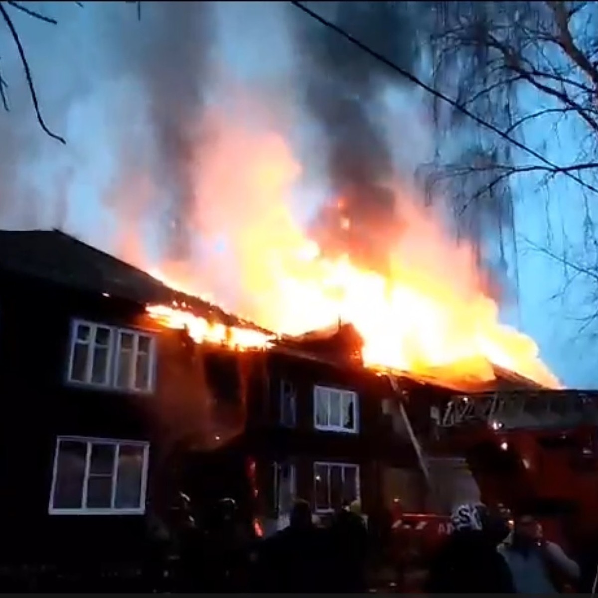 Появилось видео мощного пожара на Лесопарковой, где горит двухэтажный дом -  KP.RU