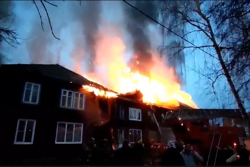 Появилось видео с мощного пожара на Лесопарковой, где горит двухэтажный дом