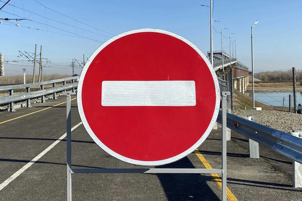 Движение на Можайском шоссе перекрыли из-за опрокинувшегося грузовика