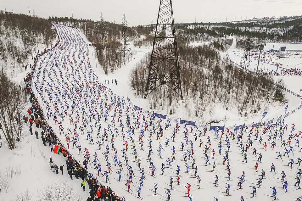 В Заполярье на 50-м Мурманском лыжном марафоне Праздника Севера побили рекорд 33-летней давности. Фото: Дмитрий Дубов