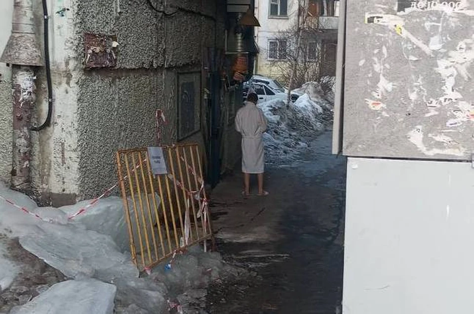 Жильцы пятиэтажки вынуждены по утрам лицезреть вот такие картины.