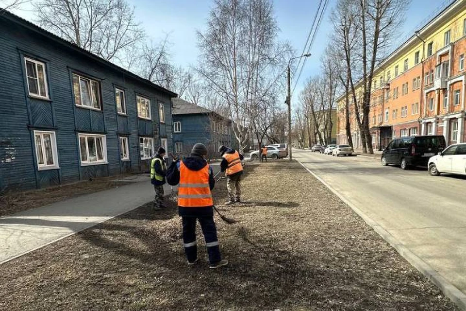 Тротуары и газоны в Иркутске очищают от мусора и листвы