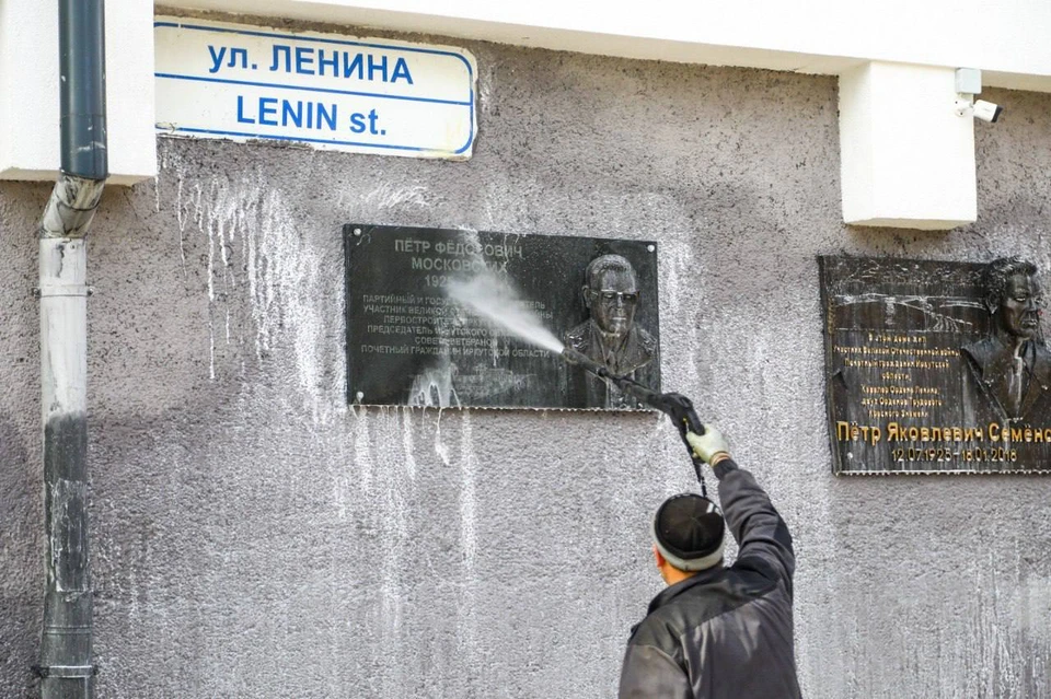 Более 156 памятных и мемориальных досок помоют в Иркутске