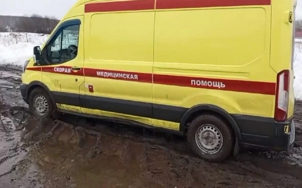 В Кунгуре машина скорой помощи с врачами и маленьким пациентом застряла в грязи. Фото: Евгения Мальгина