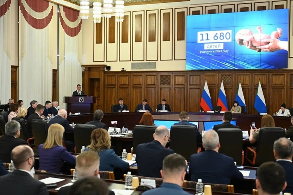 Губернатор Хабаровского края выступил с отчетом перед закдумой