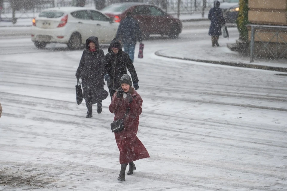 В Петербурге также ожидается небольшой снег и гололедица.