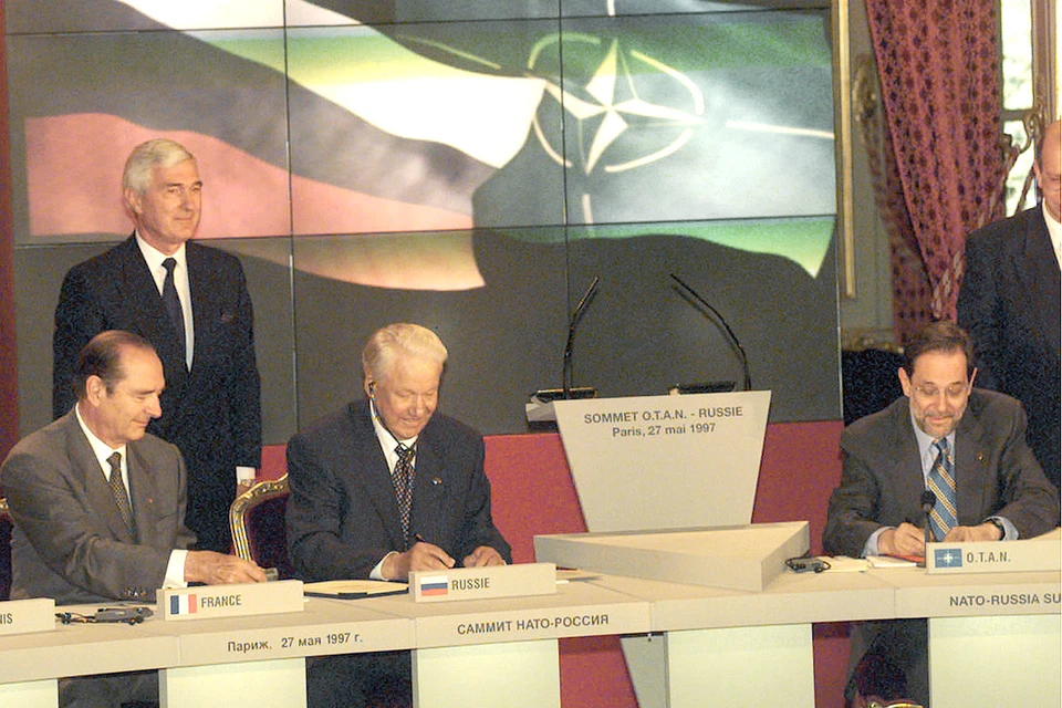 1997 год. Президент России Борис Ельцин, генсек НАТО Хавьер Солана и руководители 16 государств-членов альянса подписали в Елисейском дворце Основополагающий акт о взаимных отношениях РФ и НАТО. Фото: ТАСС