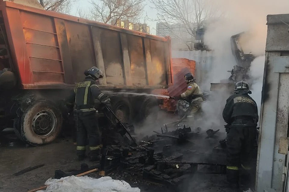 Во время пожара повреждения получил и грузовик.