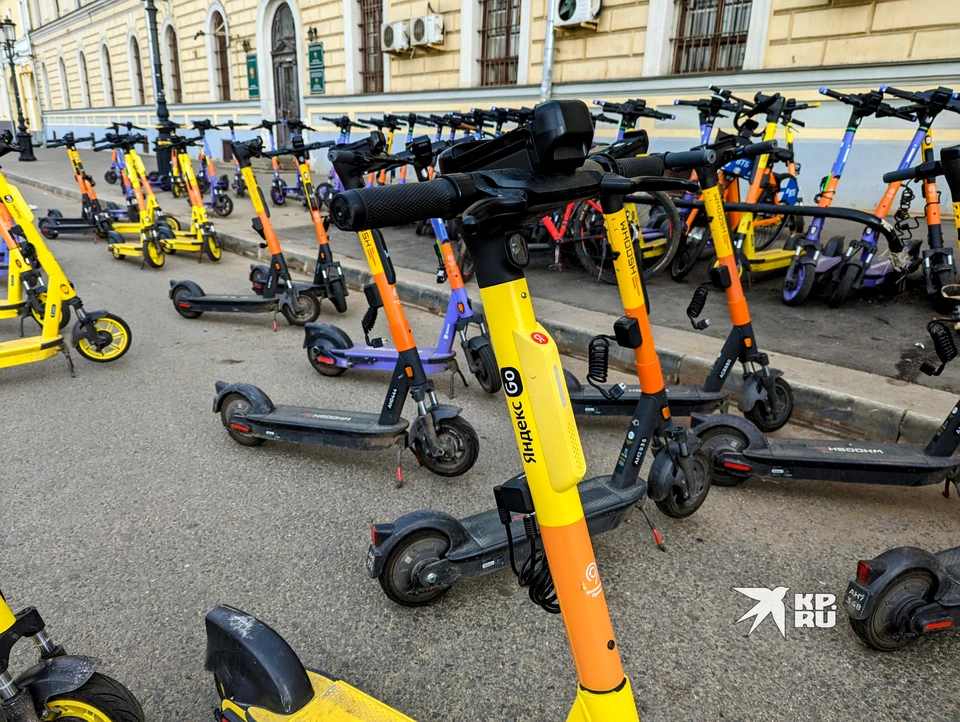 Молодой человек не справился с управлением и въехал прямиком в стену с большим окном