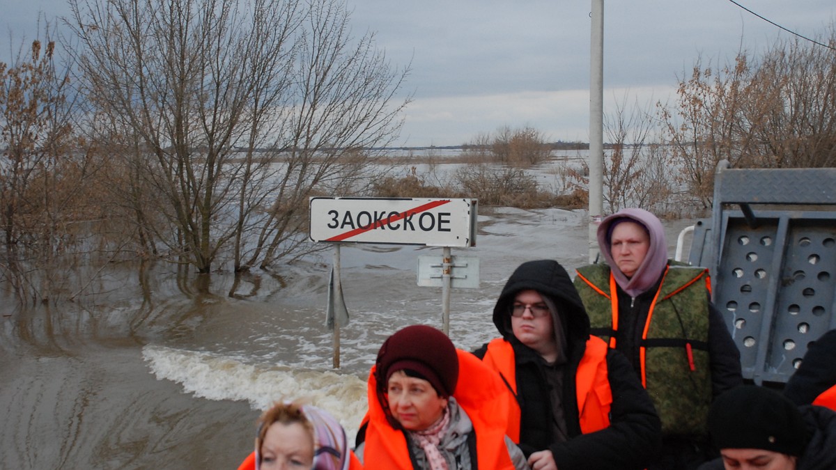 Страшно. Заокские мужики несколько раз в день совершают поездки на КамАЗах  и тракторах по эпицентру разлива - KP.RU