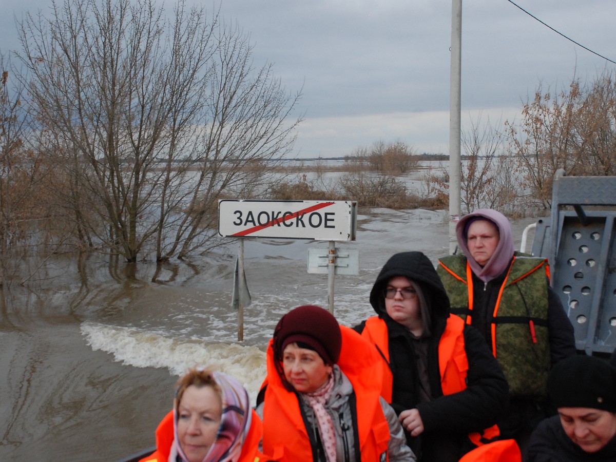 Страшно. Заокские мужики несколько раз в день совершают поездки на КамАЗах  и тракторах по эпицентру разлива - KP.RU