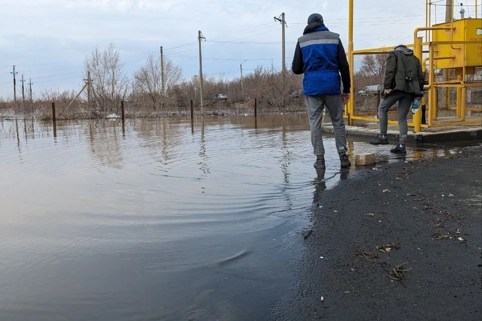 Эвакуировано уже около двух тысяч человек.