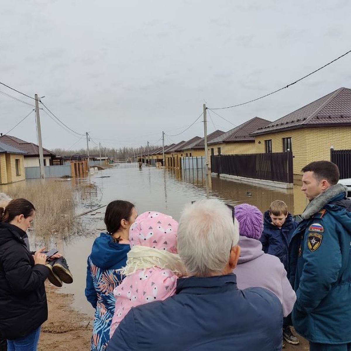 Это общая беда»: оренбуржцы объединились в борьбе с последствиями  рекордного наводнения - KP.RU